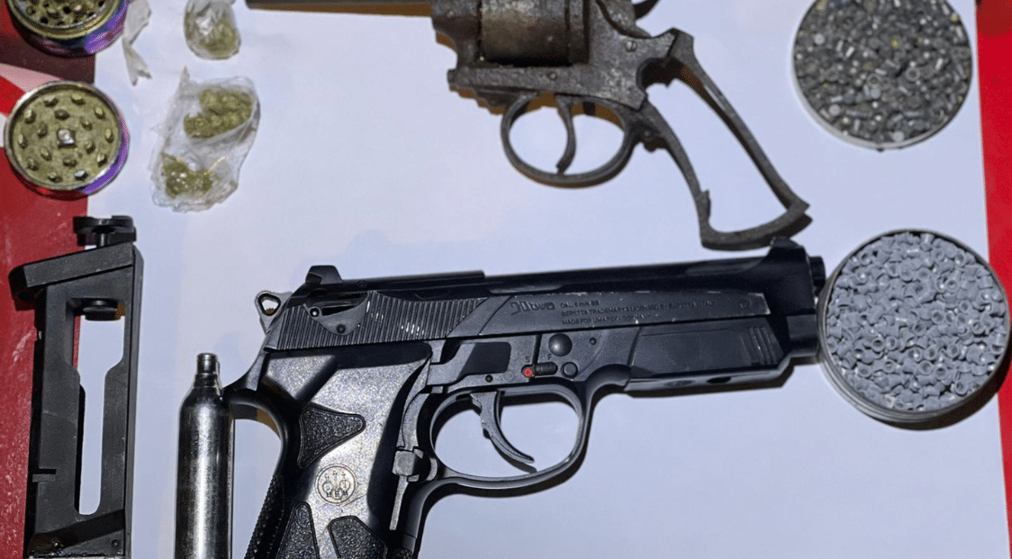 Procurorii DIICOT au descins în mai multe locații din Uivar, județul Timiș, în dosarul traficului de droguri deschis după crima din Cenei.