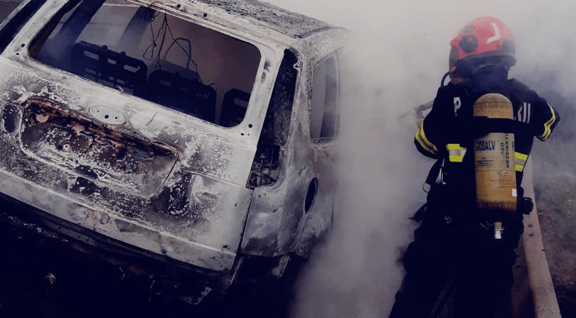 O mașină a fost curioasa de flăcări pe A1