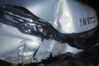 Accident produs pe DN 6 între o autoutilitară și un autoturism, cu două persoane rănite.