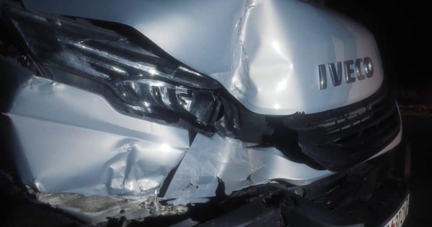 Accident produs pe DN 6 între o autoutilitară și un autoturism, cu două persoane rănite.