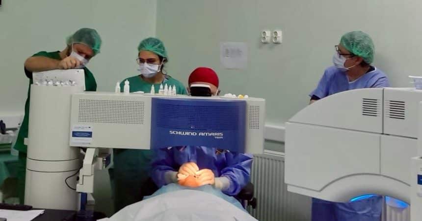 Pacient în timpul unei proceduri oftalmologice, sub supraveghere medicală.