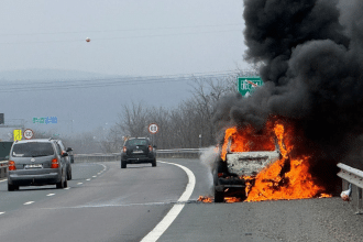 Mașină cuprinsă de flăcări pe marginea autostrăzii A1 în timpul intervenției pompierilor pentru stingerea incendiului