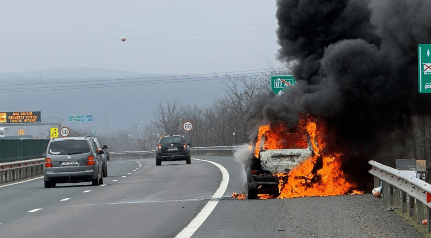 Mașină cuprinsă de flăcări pe marginea autostrăzii A1 în timpul intervenției pompierilor pentru stingerea incendiului