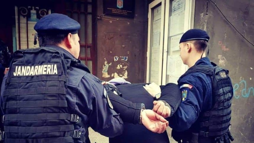 Bărbat de 23 de ani prins de jandarmi într-un parc pentru copii din Timișoara, urmărit pentru furt