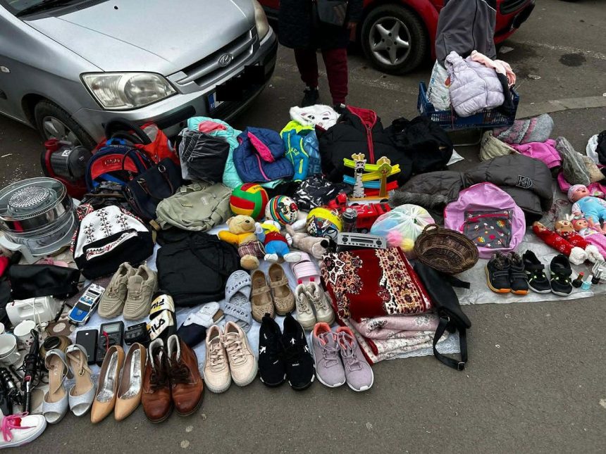 Polițiști locali aplicând amenzi și confiscând bunuri în piețele din Timișoara.