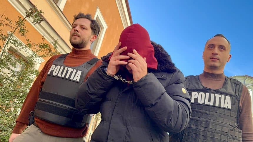 Bărbat prins în Italia pentru jaful de la poșta din Timișoara adus de polițiști la Tribunalul Timiș pentru confirmarea mandatului de arestare.