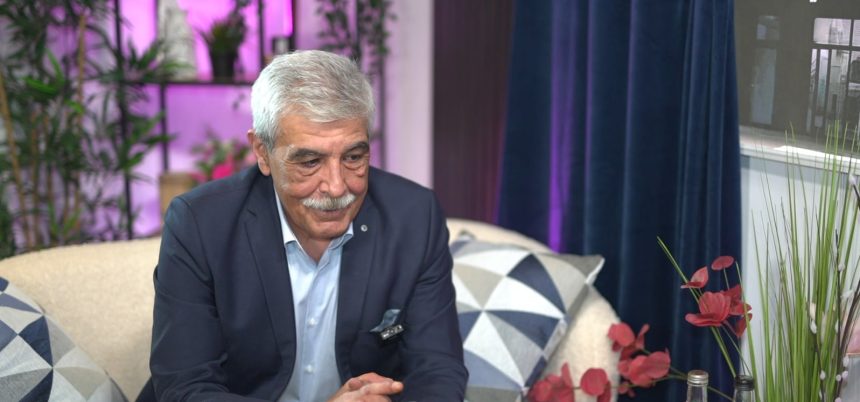 Mihai Grecu în timpul înregistrării podcastului Vorbe Grele, vorbind la microfon în studio.