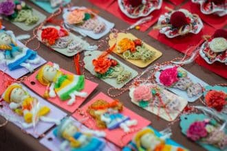 Standuri pregătite pentru vânzarea de mărțișoare și cadouri tradiționale în Timișoara, în cadrul piețelor și locațiilor dedicate artiștilor locali.