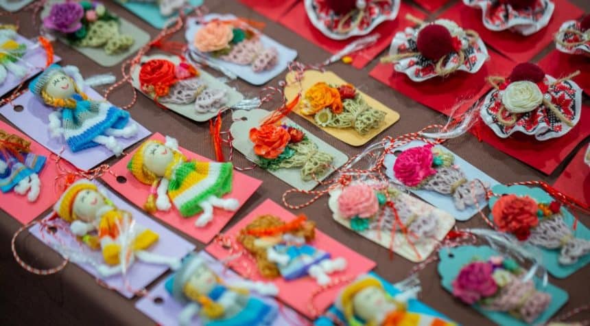 Standuri pregătite pentru vânzarea de mărțișoare și cadouri tradiționale în Timișoara, în cadrul piețelor și locațiilor dedicate artiștilor locali.