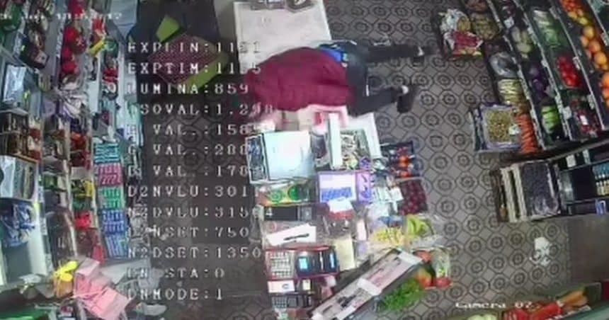 Un tânăr de 18 ani este reținut de polițiști după ce a furat 5.500 de lei dintr-un magazin din Sânnicolau Mare