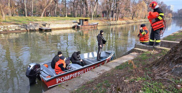 Echipaje de salvare pe Lacul Surduc folosind bărci și sonar pentru a căuta un bărbat posibil dispărut