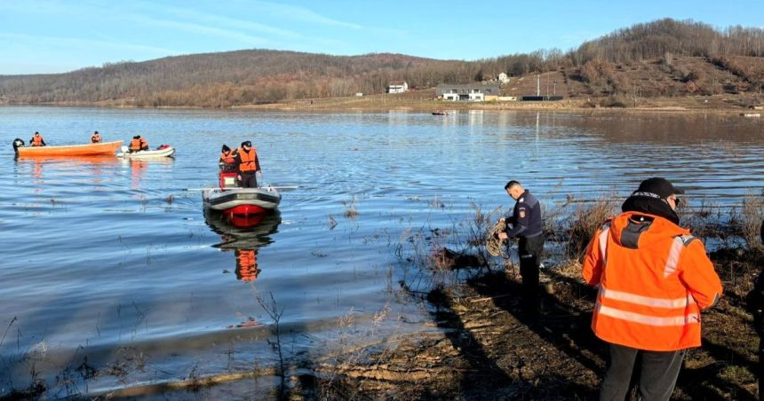 Pompieri și scafandri caută un bărbat dispărut pe Lacul Surduc