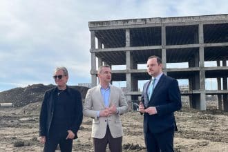 Alexandru Rogobete și Alfred Simonis inspectează amplasamentul viitorului Institut Regional de Oncologie din Timișoara, pe terenul fostului Spital Municipal de pe Calea Torontalului, după finalizarea etapei de demolare.