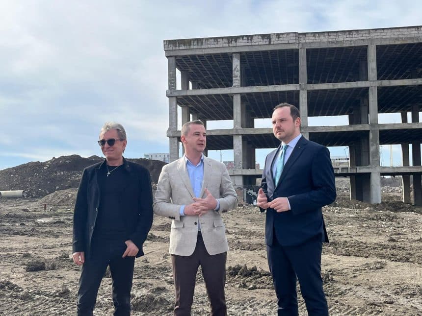 Alexandru Rogobete și Alfred Simonis inspectează amplasamentul viitorului Institut Regional de Oncologie din Timișoara, pe terenul fostului Spital Municipal de pe Calea Torontalului, după finalizarea etapei de demolare.