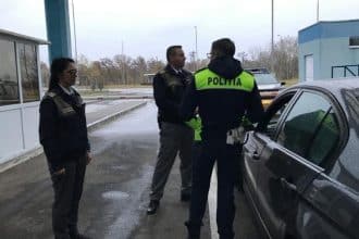 Echipaje de Poliție de Frontieră desfășurând control documente la frontiera româno-sârbă