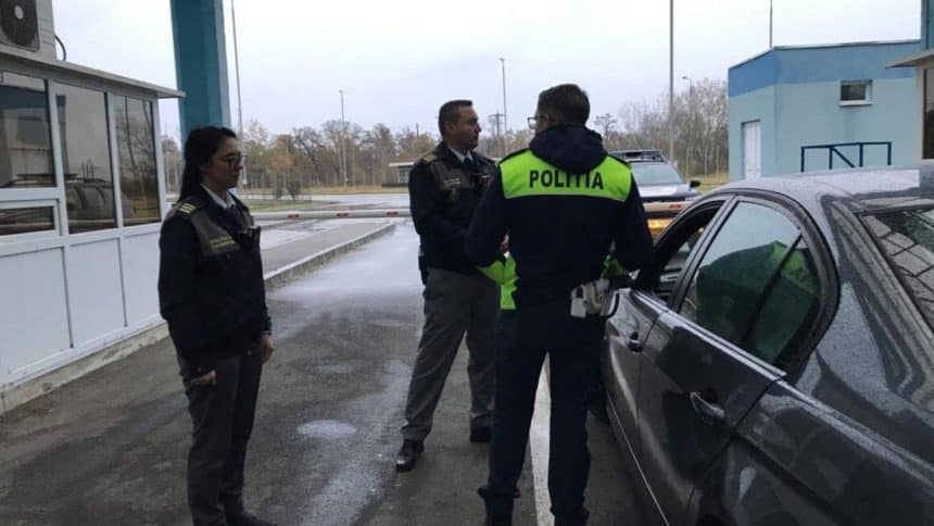 Echipaje de Poliție de Frontieră desfășurând control documente la frontiera româno-sârbă