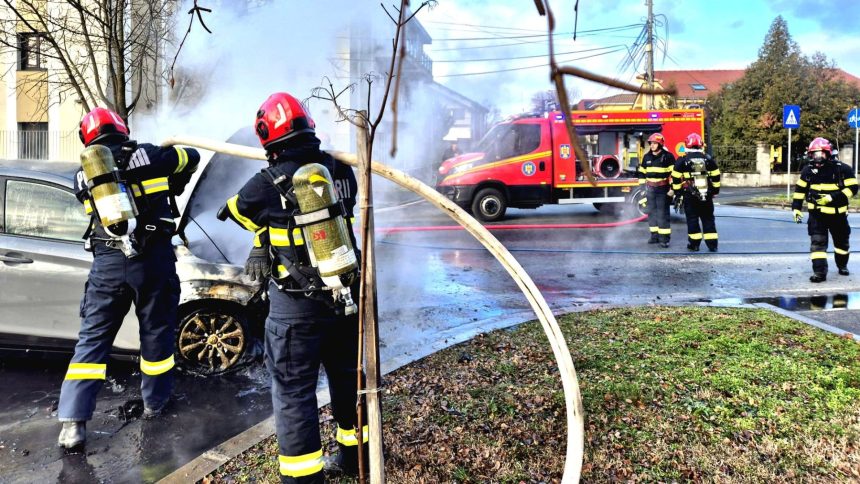 Autoturism în flăcări, pompieri intervenind pentru stingerea incendiului în Timișoara