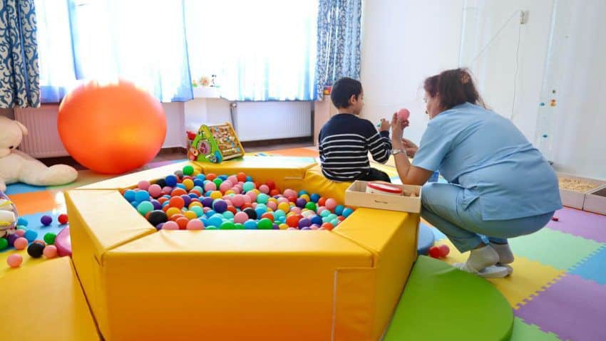 Copii din sistemul de protecție socială în Timiș, imagine simbolică pentru recrutarea de asistenți maternali