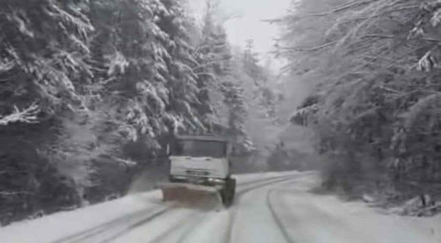 Intervenție cu utilaje și material antiderapant pe drumurile montane