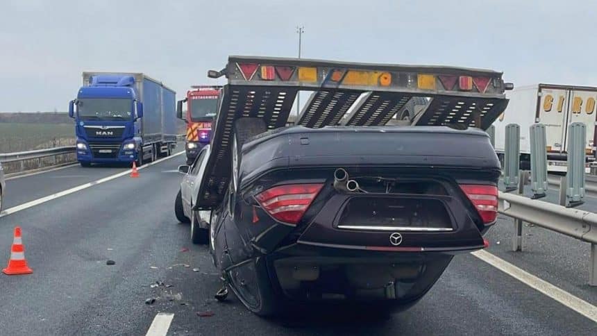 Autoturism cu trailer răsturnat pe banda de urgență a autostrăzii A1 între Timișoara și Lugoj