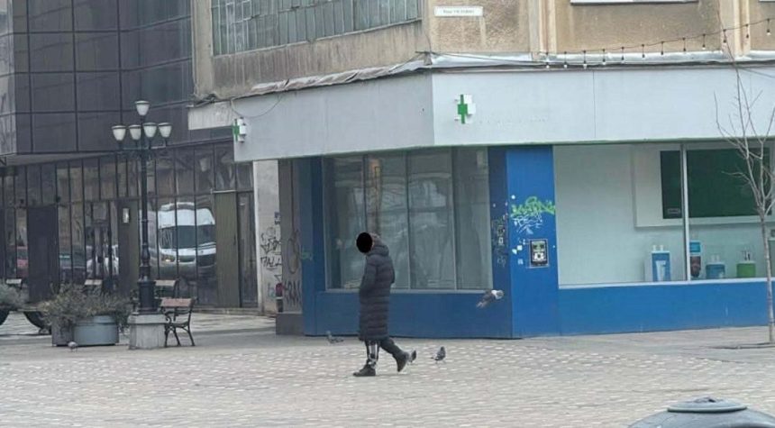 Polițiști locali în Piața Victoriei din Timișoara intervenind pentru oprirea racolării ilegale a femeilor sub pretextul serviciilor foto