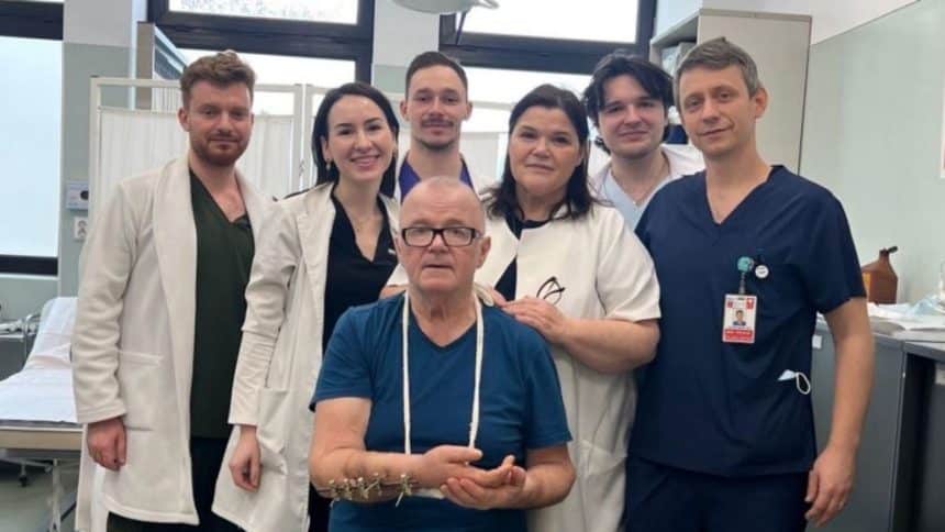 Echipa de medici de la Casa Austria din Timișoara după o operație maraton de zece ore pentru salvarea mâinii unui pacient