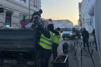 Echipele autorităților locale ridicând mobilierul unei terase amplasate fără autorizație pe domeniul public în centrul Timișoarei