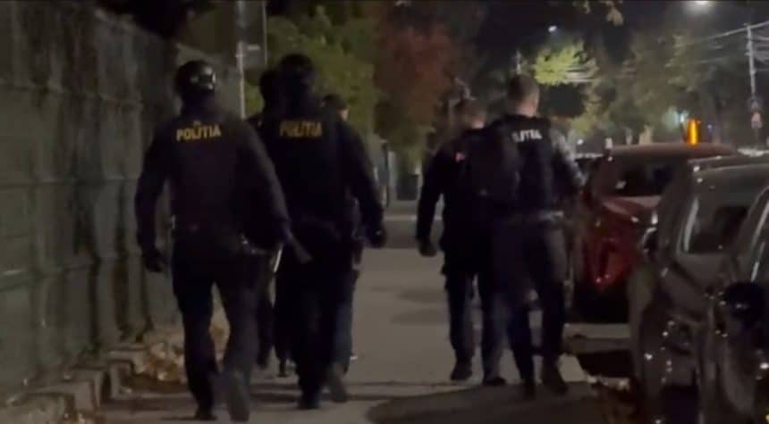 Polițiști de la Serviciul de Investigații Criminale Timiș în timpul unor percheziții în Mehedinți într-un dosar de fraudă cu carduri de carburant