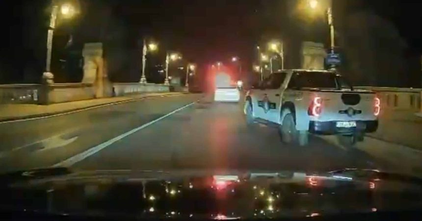 Autospecială de poliție din Timișoara și mașina avariată a fugarului după impactul de pe strada 16 Decembrie.