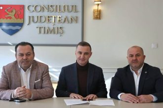 Vicepreședintele CJ Timiș, Alin Popoviciu, semnând acordul de parteneriat pentru investiții în infrastructura locală.