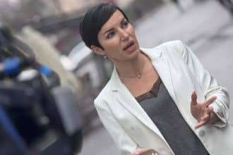 Consilierul local Roxana Iliescu prezentând nereguli în implementarea proiectului Spitalului Municipal din Timișoara
