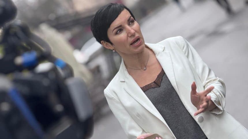 Consilierul local Roxana Iliescu prezentând nereguli în implementarea proiectului Spitalului Municipal din Timișoara