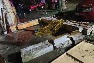 O bătrână și-a pierdut viața după ce un perete întreg s-a prăbușit peste ea