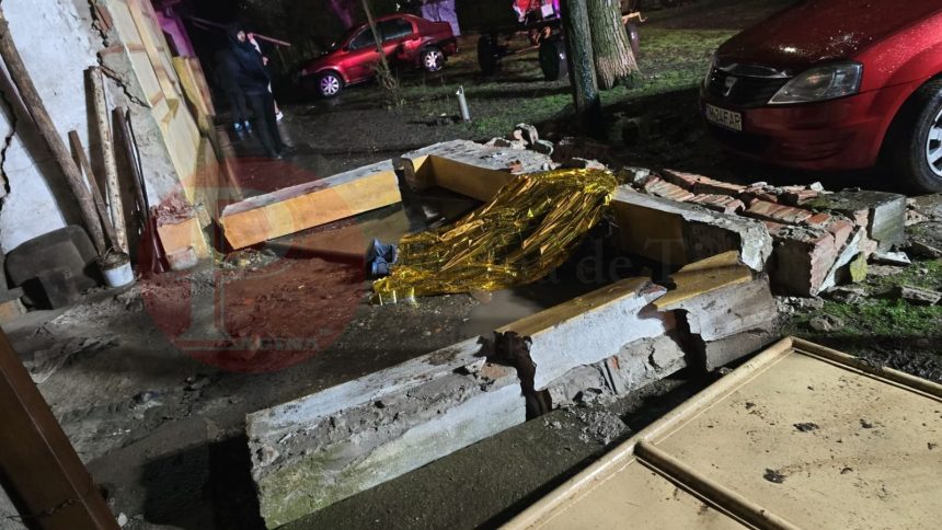 O bătrână și-a pierdut viața după ce un perete întreg s-a prăbușit peste ea