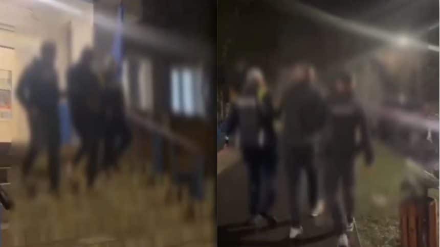 Mașină de poliție și criminaliști la locul unui accident rutier în Hunedoara provocat de un șofer fugar.