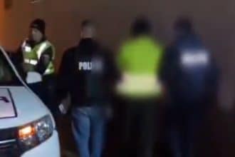 Polițiști și anchetatori la locul unei încăierări în Lupeni unde un bărbat a fost lovit cu un ciocan metalic.