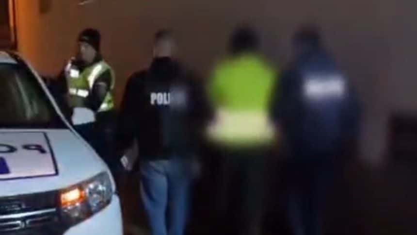 Polițiști și anchetatori la locul unei încăierări în Lupeni unde un bărbat a fost lovit cu un ciocan metalic.