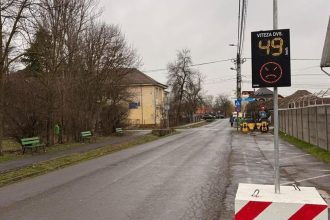 Dispozitiv electronic de afișare a vitezei montat lângă o școală din Timișoara pentru siguranța copiilor