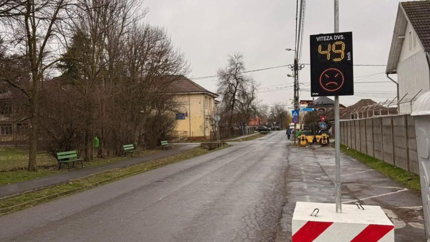 Dispozitiv electronic de afișare a vitezei montat lângă o școală din Timișoara pentru siguranța copiilor