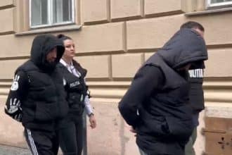 Indivizi escortați de polițiști la Judecătoria Timișoara pentru mandatul de arestare preventivă.