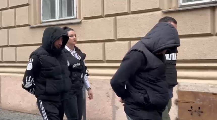 Indivizi escortați de polițiști la Judecătoria Timișoara pentru mandatul de arestare preventivă.