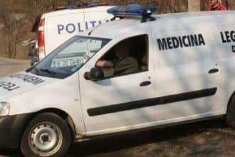 Mașină de poliție și criminaliști la locul unei descoperiri macabre în Deva