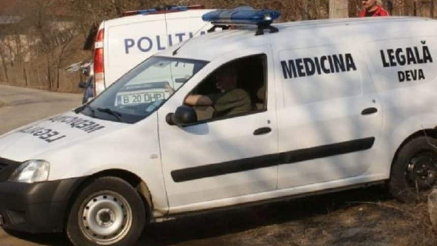 Mașină de poliție și criminaliști la locul unei descoperiri macabre în Deva