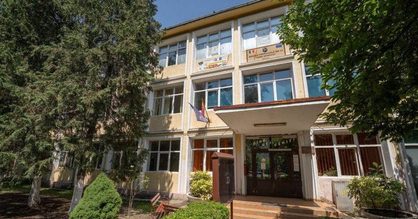 Fațada Școlii Gimnaziale nr. 16 din Timișoara care urmează să fie reabilitată prin Programul Regional Vest.