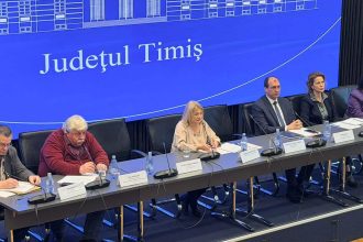 Prefectul județului Timiș și primarii din asociația comunelor într-o ședință de lucru privind asistența socială.