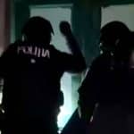 Polițiști din cadrul BCCO Timișoara ridicând unități de stocare și telefoane mobile în cadrul unei investigații de criminalitate informatică.