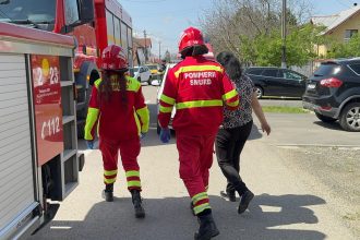 Pompieri intervenind cu autospeciale de stingere la un incendiu de casă în Timișoara.