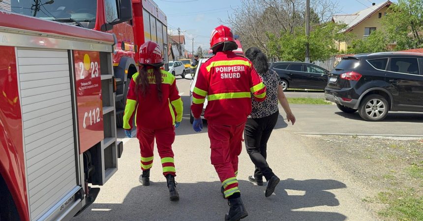 Pompieri intervenind cu autospeciale de stingere la un incendiu de casă în Timișoara.