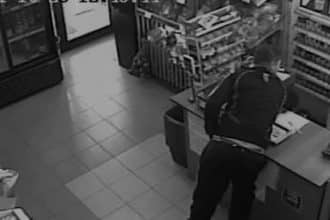 Trei tineri suspectați de furt calificat surprinși de camerele de supraveghere dintr-un magazin din Timișoara.