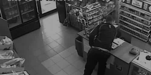 Trei tineri suspectați de furt calificat surprinși de camerele de supraveghere dintr-un magazin din Timișoara.